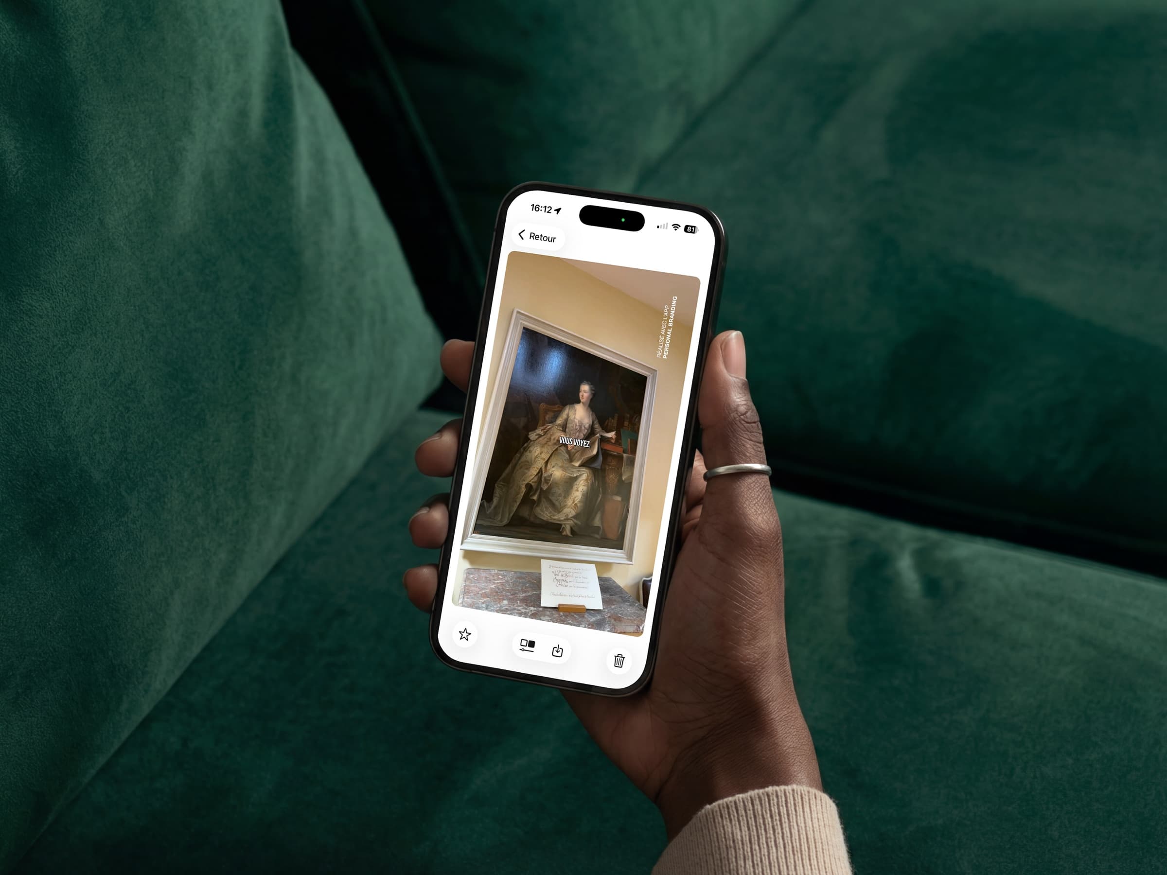 Une application iOS d'édition ouverte sur un iPhone, affichant une œuvre